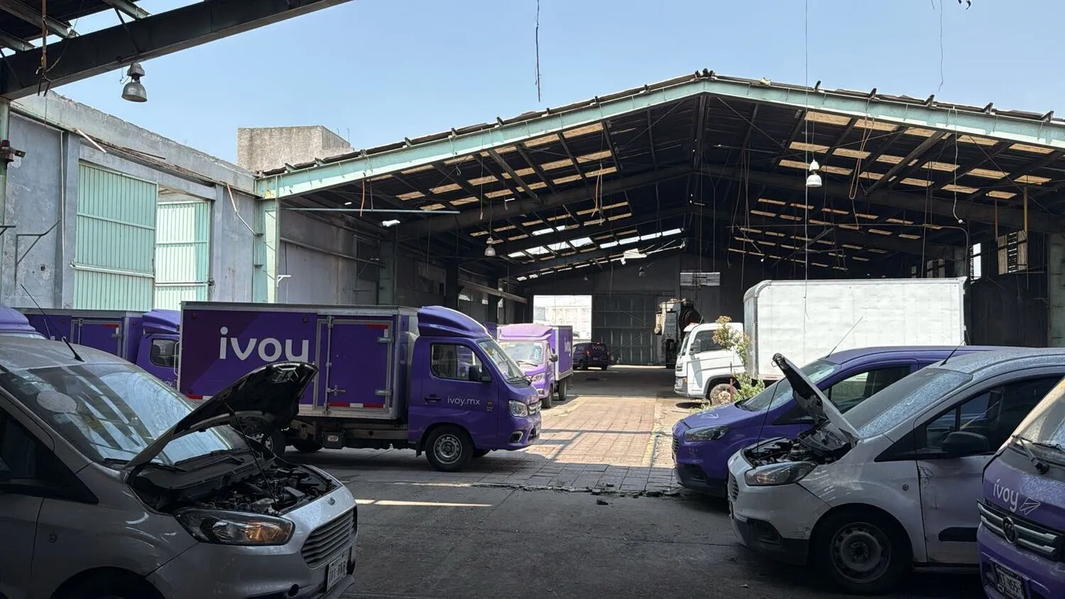 Vehículos de iVoy durante el proceso de venta, mientras la empresa atravesaba el concurso mercantil en México.