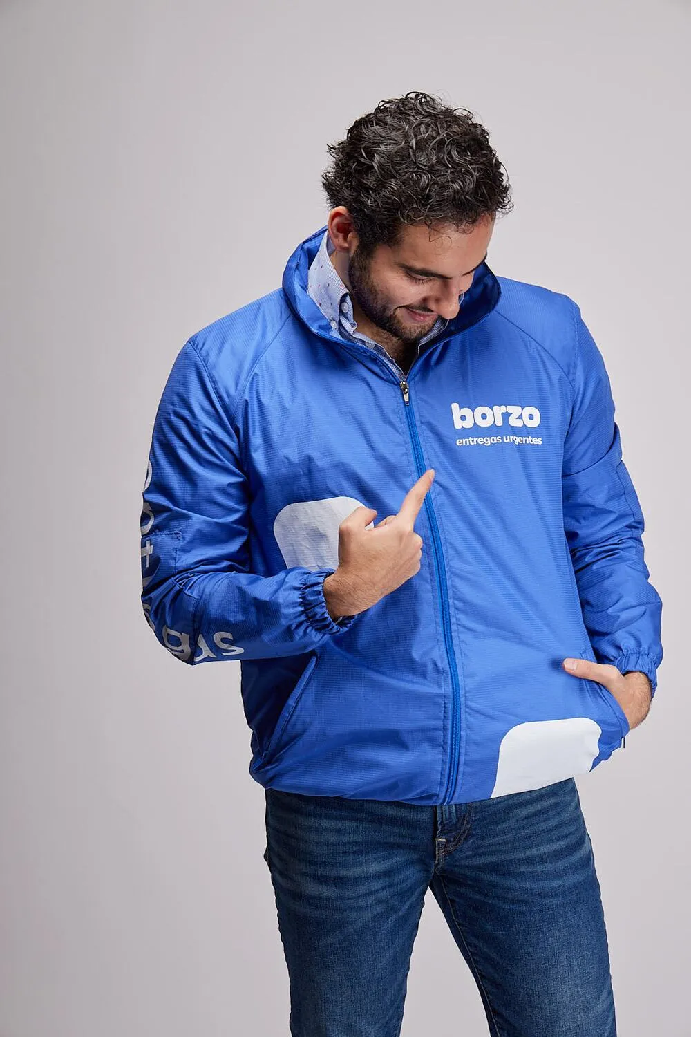 Con la chamarra de Borzo.