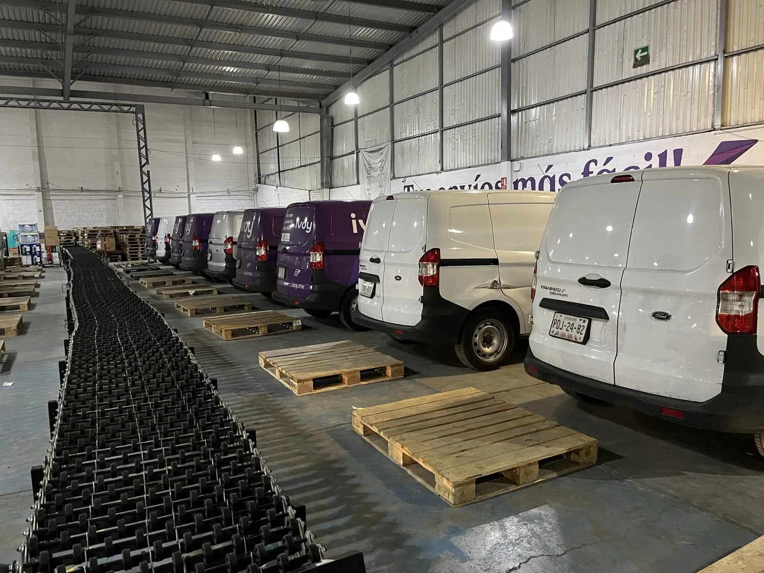 Vehículos propiedad de la empresa en la bodega, mayo de 2023.