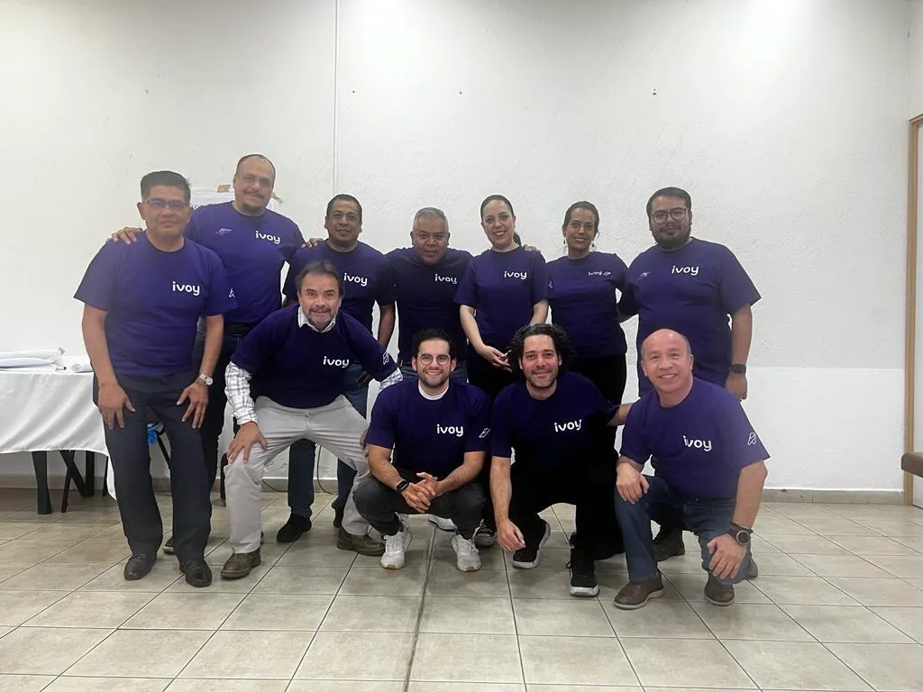 Con el equipo de iVoy, antes de ser CEO.